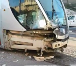 فيديو: اصابة سيدة بحادث تصادم بين حافلة ركاب والقطار الخفيف في القدس